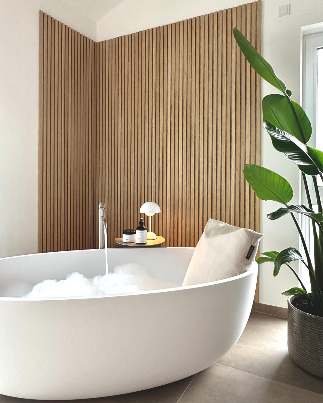 Badesofa Rückenkissen in Größe Large in freistehender, großer Badewanne $ Freistehende Badewanne | Size Large | Perlmutt