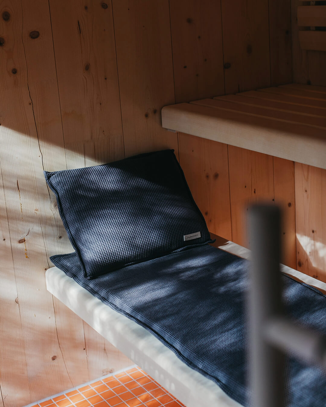 Saunasofa Set long in einer Sauna auf der Holzbank dekoriert.$ Farbe Anthrazit