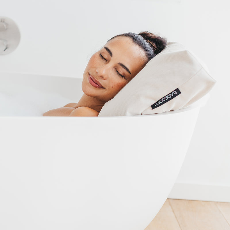 Hero_shot_mobile_Wellness_Badesofa_Rueckenkissen_entpsannung_in_der_Badewanne.jpg